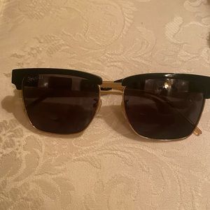 Stunning orginal gucci sunglasses with pearl and burgendy.